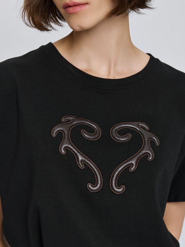 54-2152-embossed-tee-black-SM-ML-80